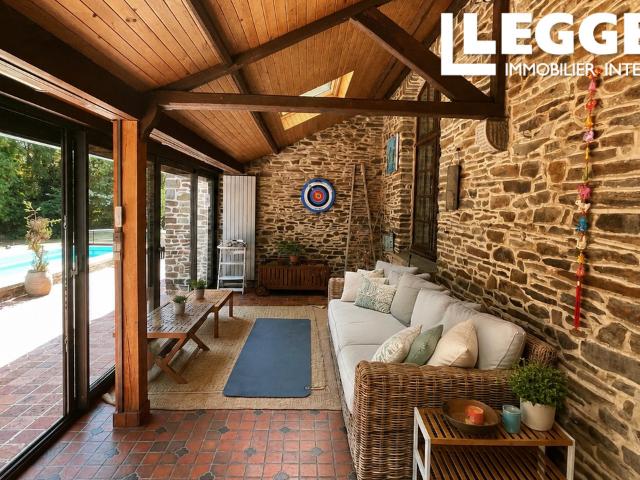Maison de caractère pleine de charme, piscine, 5/6 ch, beaux espaces de vie et jardin paysager, proche Rennes