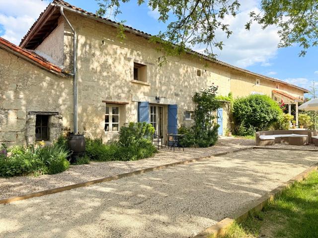MAISON DE CARACTERE près d'Aubeterre sur Dronne 251m² Aubeterre sur Dronne