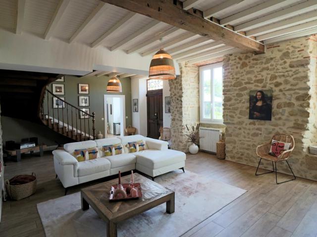 Maison de caractère rénovée, comprenant 3 chambres, avec pis. 189m² Marciac