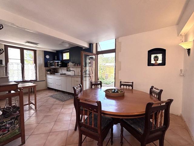 Maison de caractère avec cour et garage, à distance de march. 87m² Ruffec