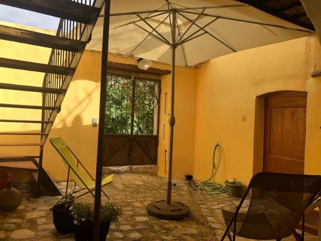 Maison de caractère, rénovée, avec cour et terrasse – Village prisé du Gard