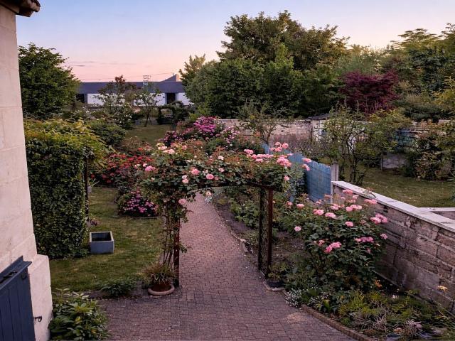 Maison de caractère rénovée avec jardin paysager au cœur de. 139m² Chouzé sur Loire