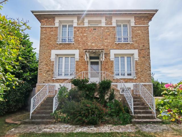 Maison de caractère rénovée avec jardin, véranda et garage