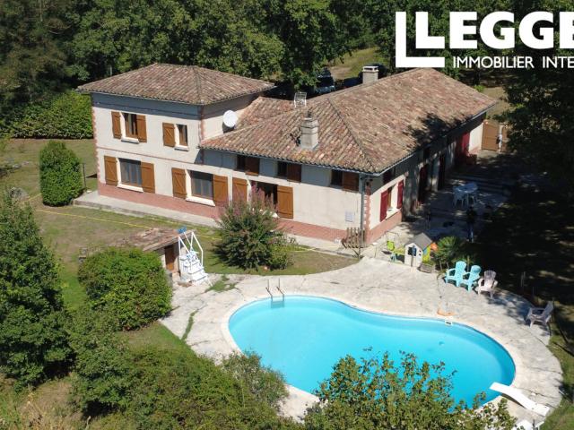 Maison de caractère rénovée avec piscine et 2 ha de bois, au calme, volumes et cadre exceptionnel