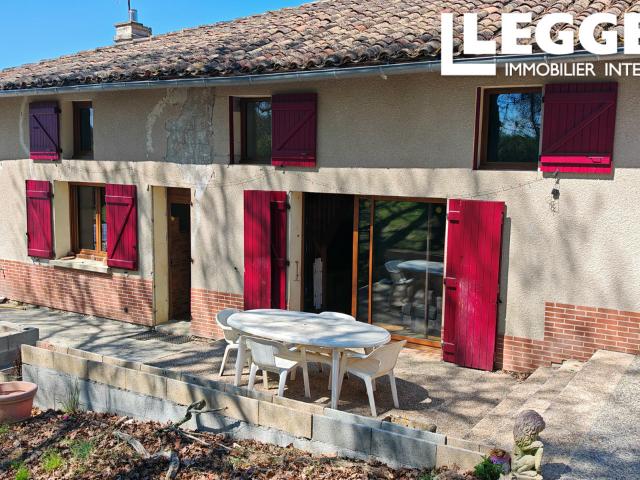 Maison de caractère rénovée avec piscine et 2 ha de bois, au calme, volumes et cadre exceptionnel