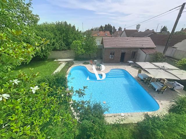 Maison de caractère rénovée de 146 m2 avec piscine chauffée, dépendance et jardin sans vis à vis