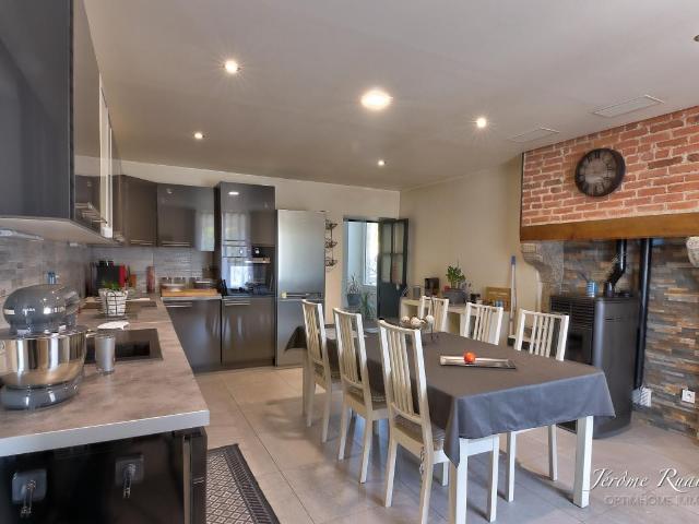 Maison de caractère rénovée de 205 m² avec jardin, bois, et grange
