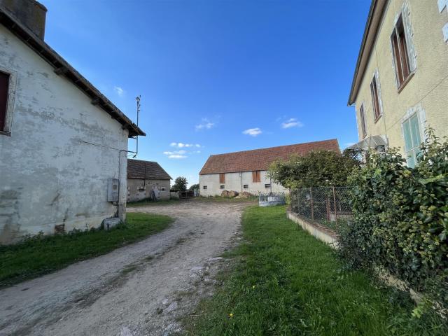 Maison de caractère sur vaste parc arboré, et corps de ferme. m² Saint Maur