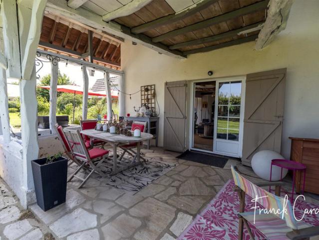Maison de caractère sur près de 2000 m² de terrain, avec vue