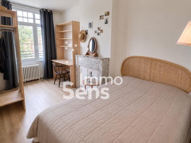Maison de caractère type bel étage, 3 chambres + 1 bureau garage et terrasse