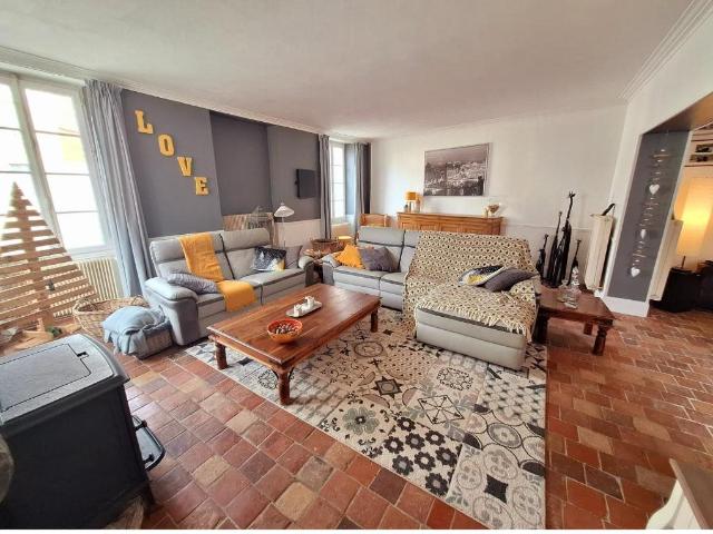 Maison de caractère 182 m² dans village avec commerces. 182m² Etais la Sauvin