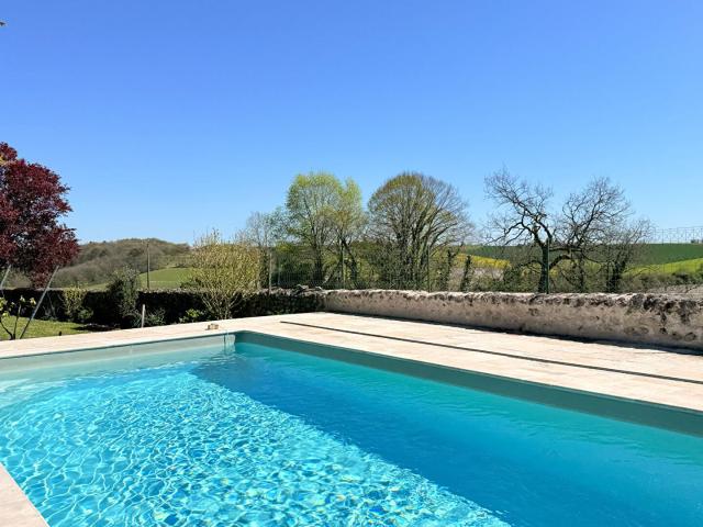 Maison De Caractere 185m² Brossac