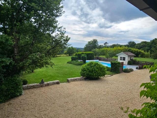 Maison de Caractère 105 m2 habitables avec piscine, terrain clo