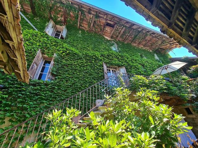 MAISON DE CARACTERE 10 PIECES DE 260M2 A CHANAZ