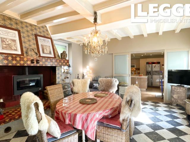 Maison de caractère 11 pièces avec gîte indépendant et piscine chauffée à Villiers Adam 95840