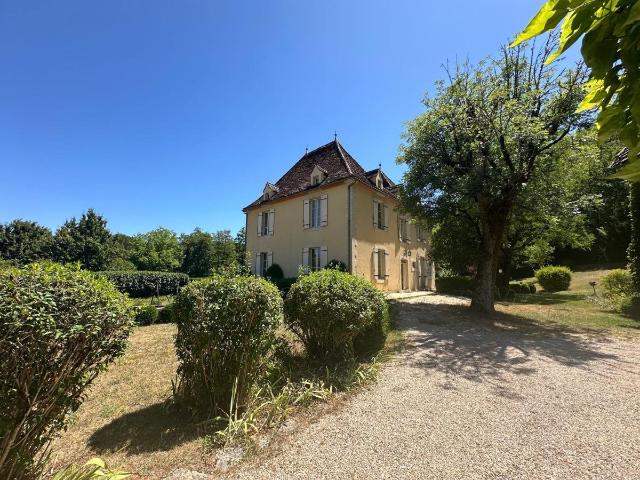 Maison de caractère 266 m² 8 pièces à PONTCIRQ 266m² Pontcirq
