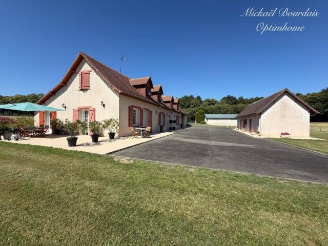 Maison de caractère 230 m2 avec 7 hectares de prairie – Vie. 230m² Oizé