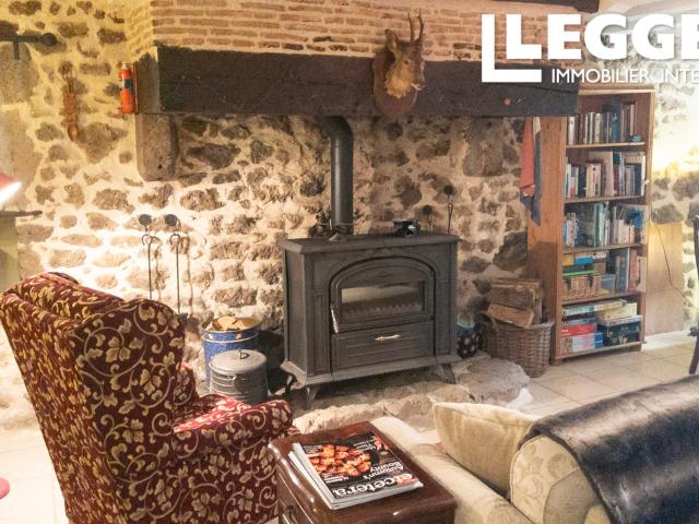 Maison de caractère, 2 chambres, salon/salle à manger et cuisine équipée, petit jardin, grange, un joli hameau
