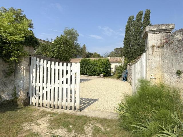 Maison De Caractere 300m² Vouzan