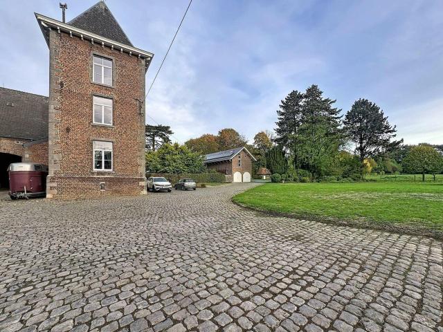 MAISON DE CARACTÈRE 3 CHAMBRES AVEC DRESSING DANS UNE TOUR