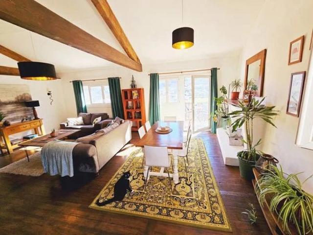Maison de caractère, 3 gîtes, studio et grande salle avec cuisine à Axat, avec vue imprenable