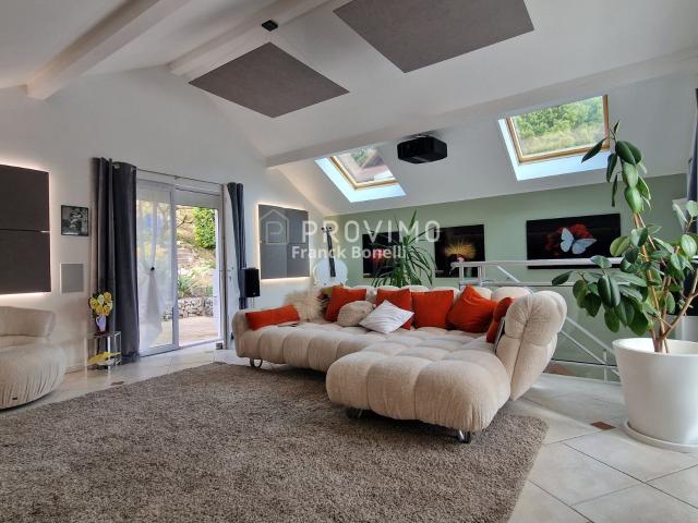 Maison de caractère, 4 chambres, garage, terrasse et jardin. 134m² Monnetier Mornex