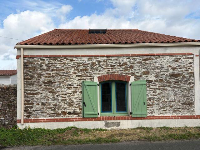 Maison de caractère 73 m² rénovée, 2 suites, mezzanine, jardin – La Varenne 49270