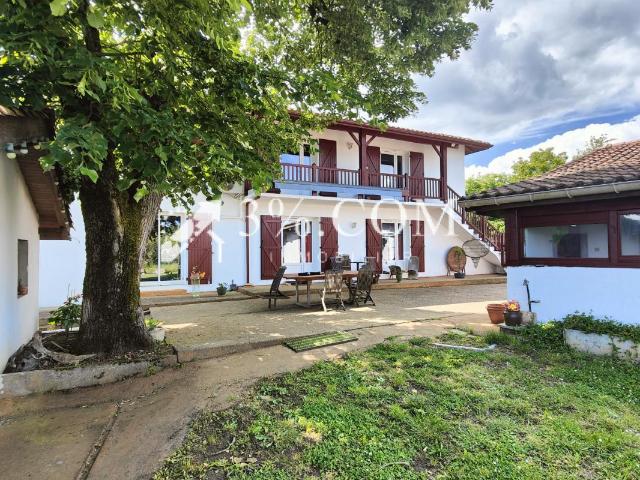 Maison de caractère 7 chambres avec vue dégagée, piscine et