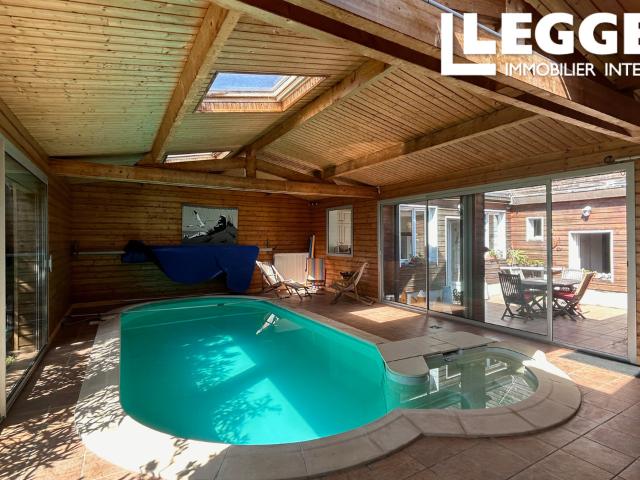 Maison de centre ville exceptionnelle au cœur de Sablé sur Sarthe avec piscine, jardin et dépendances