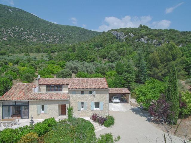 Maison de charme avec 5 chambres et piscine à Rustrel 210m² Rustrel