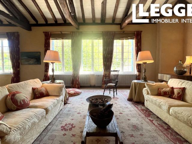 Maison de charme avec 6 ch piscine, balcon, belle vue dégagée et potentiel gîte ou chambres d’hôtes