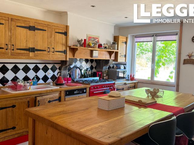 SOUS OFFRE Charmante propriété avec gîte, grange et terrain