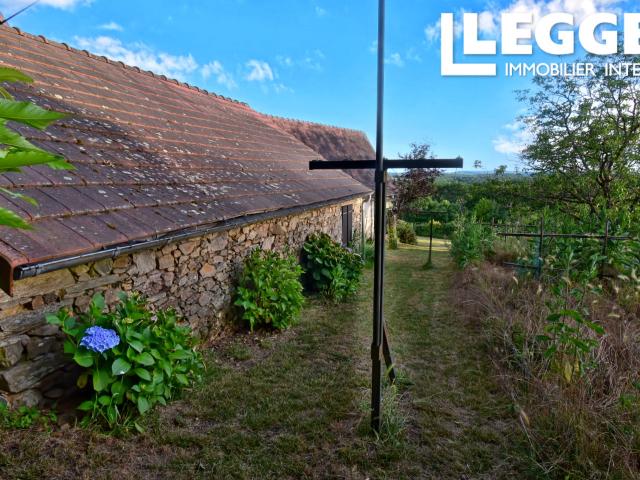 Maison de charme avec dependances en partie amenagees, grand terrain constructible, cadre bucolique et vues