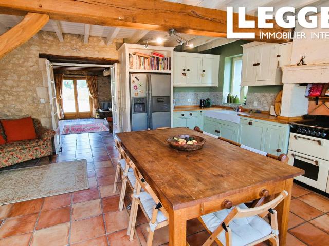 Maison de charme avec potentiel locatif, piscine, grange & 1 ha – Proche Montguyon et Coutras