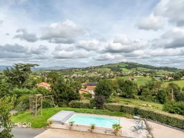 Maison de Charme avec Piscine à Sourcieux les Mines