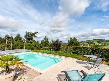 Maison de Charme avec Piscine à Sourcieux les Mines