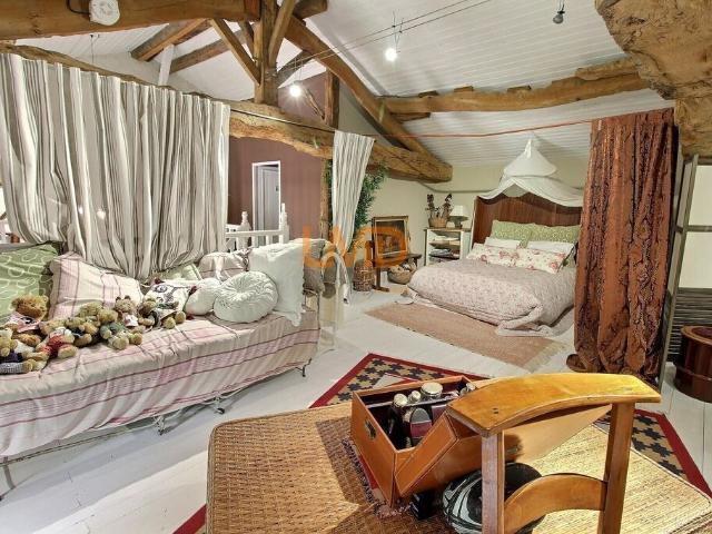 Maison de charme avec piscine et dépendances – 218 m² – 17400