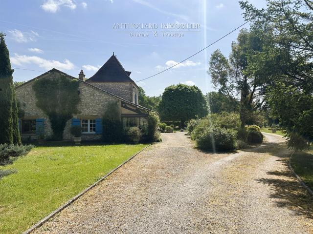 Maison de charme avec piscine, sur 1,8ha 203m² Beaumont du Périgord
