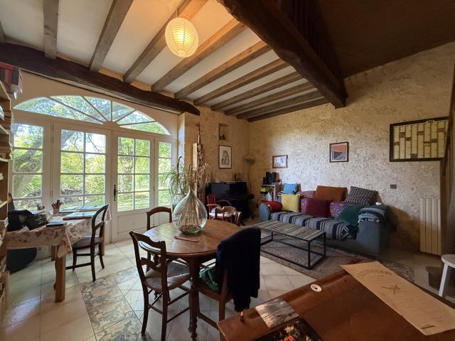 Maison de charme avec terrain arboré de 1 845 m2 à proximité. 140m² Cassaigne