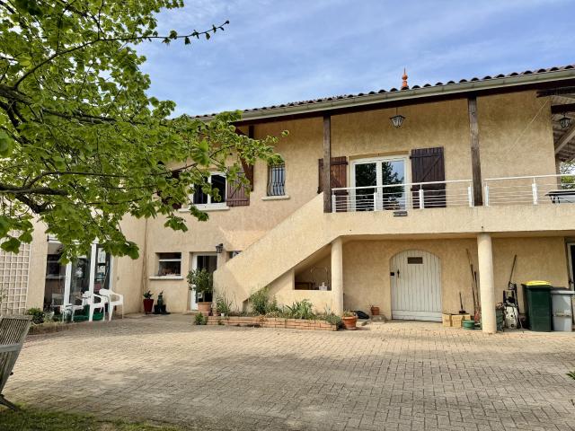 Maison de charme du XIXe siècle de 150m2 avec un jardin arboré de 960 m2 en centre ville