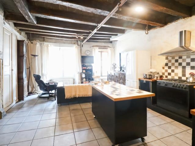 Maison de charme de 104 m² 4 pièces 3 chambres ave cour et garage MAGNAC LAVAL 87