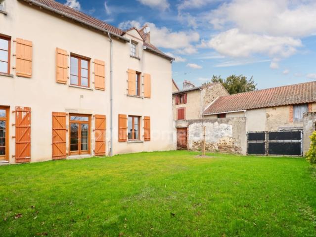 Maison de charme et de caractère 119 m² envrion 5 Pièces 4 CHAMBRES sur parcelle 300 m² 87190 MAGNAC LAVAL