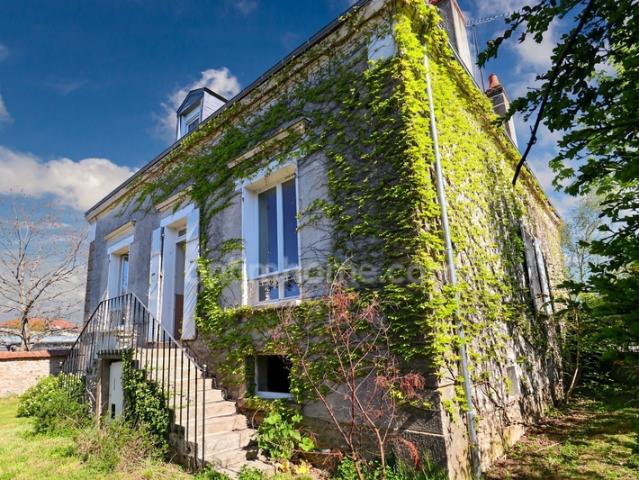 Maison de Charme et de Caractère 175 m² environ 10 pièces 7 chambres Terrain 1450 m² environ SAINT SULPICE LES FEUILLES 87