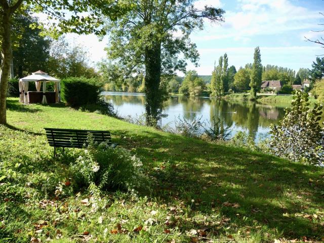 Maison de charme en bord de rivière, divisible en deux 255m² Badefols sur Dordogne
