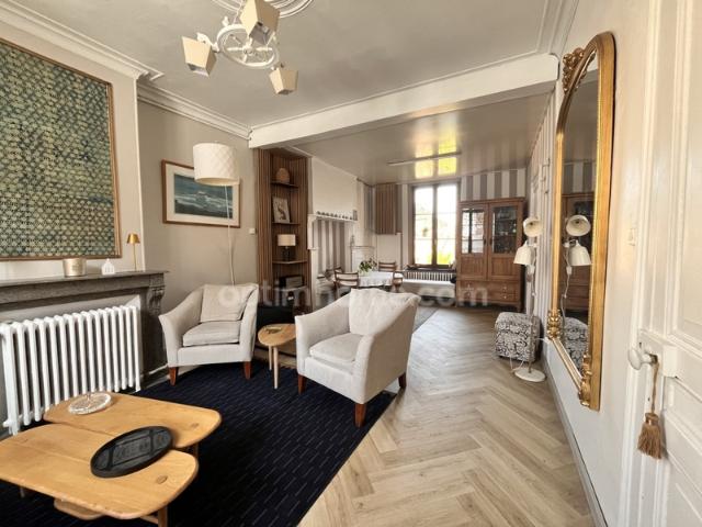 Maison de caractère en briques – 146 m² – Jardin intimiste – Combles aménageables – Centre ville de Marle