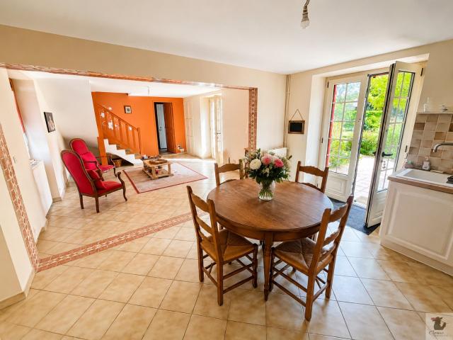 Maison de charme en pierre avec jardin et dépendance Centre de Vergt Dordogne