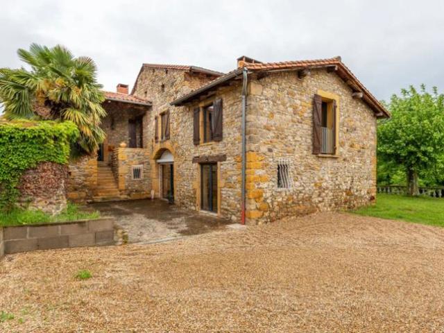 Maison en pierre avec piscine à Châtillon, louée