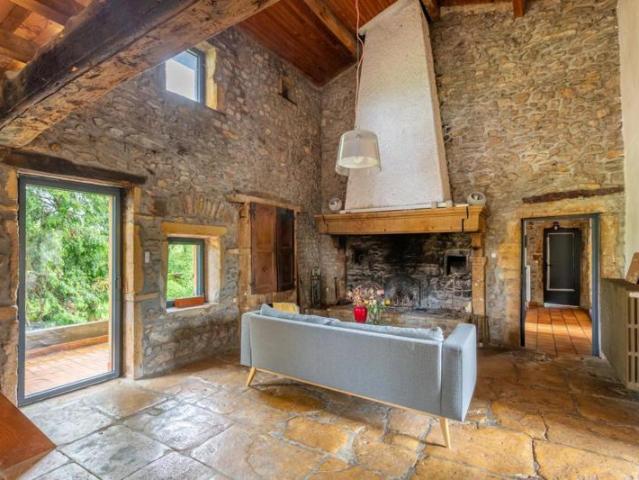 Maison en pierre avec piscine à Châtillon, louée