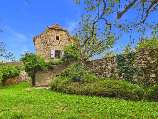 Maison de charme en pierre avec piscine et accès direct au Célé