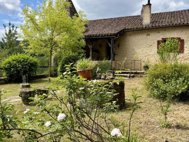 Maison de charme en pierres au coeur du Périgord Noir avec 11 he